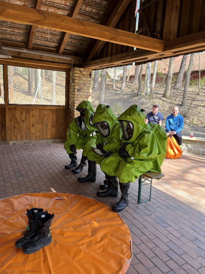 26 04 18 12 03 42 8215